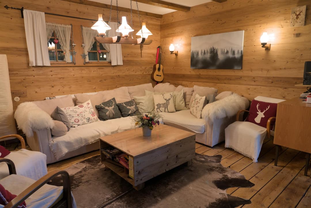 Große, weiße Stoffcouch im Wohnzimmer mit warmer Beleuchtung